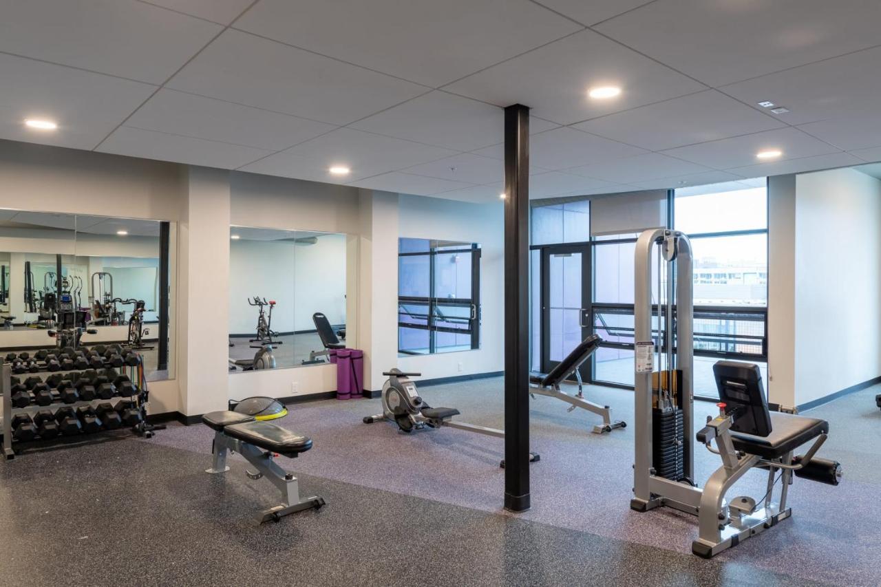 Flexhome Skywalk To Fiserv U4 With Rooftop, Gym, And Parking Milwaukee Eksteriør bilde