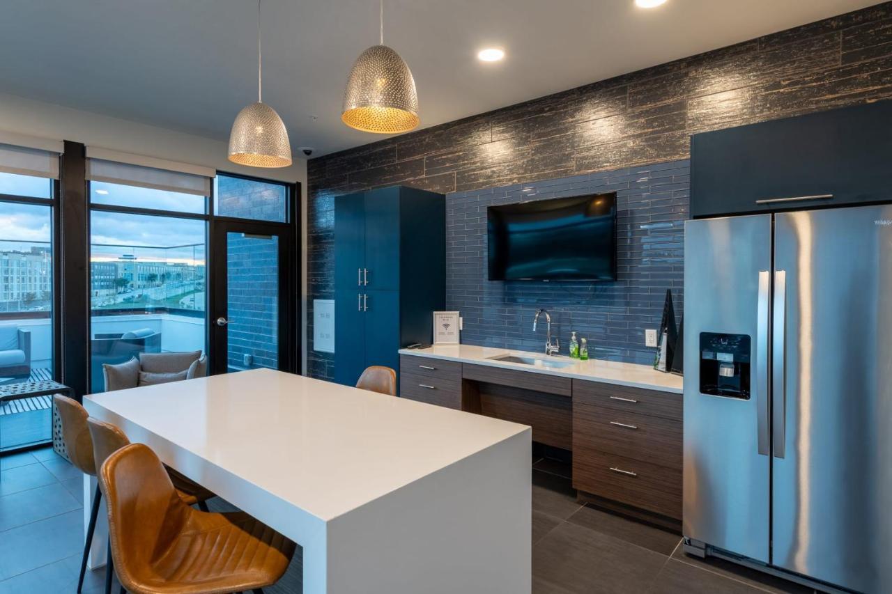 Flexhome Skywalk To Fiserv U4 With Rooftop, Gym, And Parking Milwaukee Eksteriør bilde