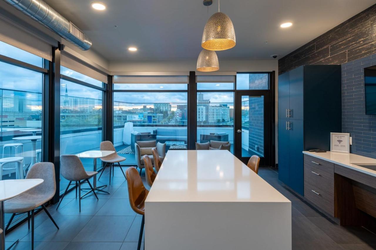 Flexhome Skywalk To Fiserv U4 With Rooftop, Gym, And Parking Milwaukee Eksteriør bilde